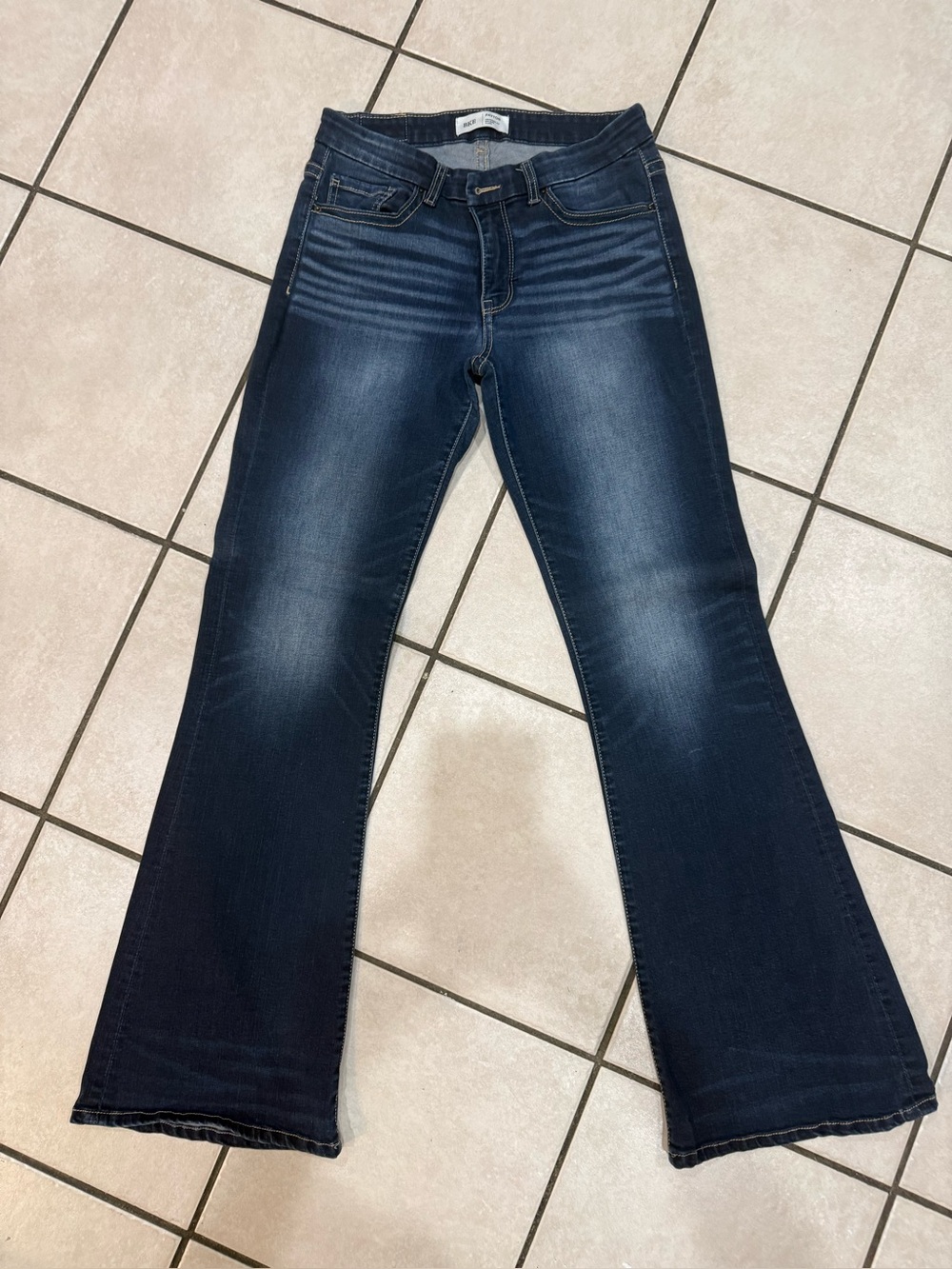 BKE by Buckle Payton Universal Fit Mid-Rise Flare Jeans. Waist 28 & Length 33.5.